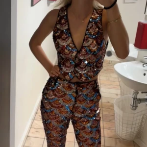 Two-piece discoset - Detta set är användt en gång och är jätte coolt, säljer eftersom att jag inte har mer användning för det. Nypris (rea) är 1600kr. Settet är byxor och väst