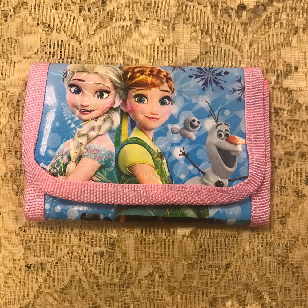 Säljer flera plånböcker med motiv från filmen Frost. De har olika färger som rosa och blå, och är dekorerade med karaktärer från filmen. Perfekt för barn som älskar Frost! Plånböckerna är i syntetmaterial och har en praktisk design. 55kr/st Finns fler kvar, sammafrakt . Laukut & Käsilaukut.