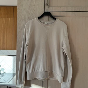 Beige sweatshirt från Arket, storlek M - Klassisk beige sweatshirt från Arket i storlek Medium. Mjukt och bekvämt material i fint skick, perfekt för en stilren vardagslook.