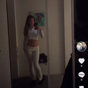 Vit croppad hoodie - Säljer en superfin vit sett från catania koftan har dragkedja. Då den inte kom till användning . Hoodien har långa ärmar och är gjord i ett mjukt material som känns skönt mot huden. Passar perfekt till höst och vår!