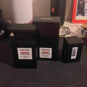 Tom Ford Fabulous Eau de Parfum 100 ml - Säljer en lyxig Tom Ford Fabulous Eau de Parfum i en elegant svart flaska på 100 ml. Doften är intensiv och sofistikerad, perfekt för speciella tillfällen. Flaskan har en stilren design med en vit etikett och kommer i originalförpackning. Perfekt för den som vill ha en exklusiv doftupplevelse. Den är 90% full kostar för mkt så knappt använd säljer då jag behöver betala hyran! 