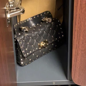 Valentino rockstud bag  - Intressekoll på min favorit väska !! 🫶🏻Valentino Rockstud Spike Bag, storlek small, svart läder med ljusguld kedja. Såå snygg och passar till allt! I superfint skick och endast använd i ca 3 månader. Kommer med box, dustbag, tag osv. Nypris är 24.500kr. Säljer direkt för 11 000. Kom med prisförslag!🩷