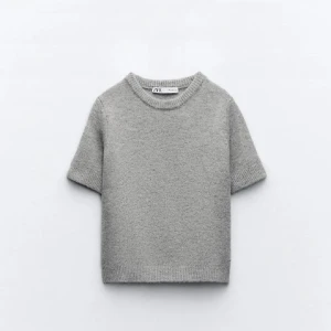 Grå kortärmad tröja från Zara - Grå populär tröja från zara som är perfekt till hösten 🥰🧸