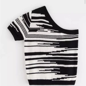 Svartvit randig oneshoulder topp - Snygg och trendig svartvit randig topp med oneshoulder-design. Perfekt för en stilren look, oavsett om det är till vardags eller fest. Den har kort ärm och är tillverkad i ett bekvämt material som sitter bra på kroppen.
