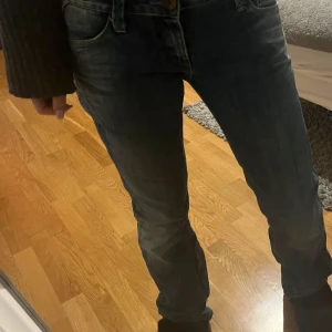 Mörkblå jeans från Replay - Säljer ett par mörkblå jeans från Replay i bra skick. Som jag har sytt om till flare. Man märker inte stor skillnad mellan färgerna. 