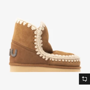 Bruna Mou skor  - Säljer ett par supermysiga bruna vinter skor från Mou i mocka med stickade detaljer i vitt. Perfekta för kalla dagar med sin varma insida. Skorna är använda en gång! Köptes för 2500kr Pris kan diskuteras 