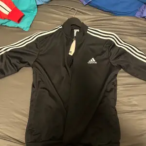 Helt ny adidas kofta med tag byxorna också helt nya men en ytterligare 300kr för de