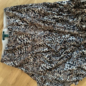 Leopardmönstrad kjol från Lauren Ralph Lauren - Snygg leopardmönstrad kjol från Lauren Ralph Lauren! Som ny