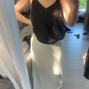 Linne i blusmaterial  - Linne i blusmaterial från HM. Den är svart och i storlek S-M. Lappen är borta i toppen av linnet eftersom den åkte alltid fram när man använda den så jag klippte bort den. Annars är linnet i bra skick och jag endast använt den ett fåtal gånger.