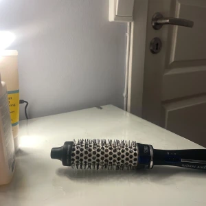 Björn Axén Värmeborste! (38mm) - Säljer då den inte kommer till användning och passade ej min hårtyp ❤️ använd fåtal gånger och har inga skador eller defekter 💕 pris kan diskuteras! (Köparen står för frakt!)