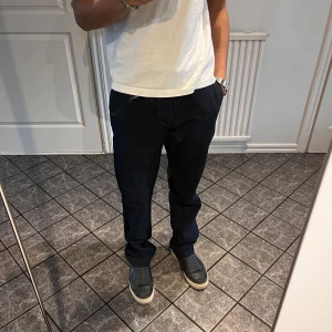 Chinos - Säljer mina blå chinos i mycket bra skick. Det är i storlek 30 och om ni undrar något mer om storleken så kan ni skriva till mig. Kom gärna med prisförslag!!