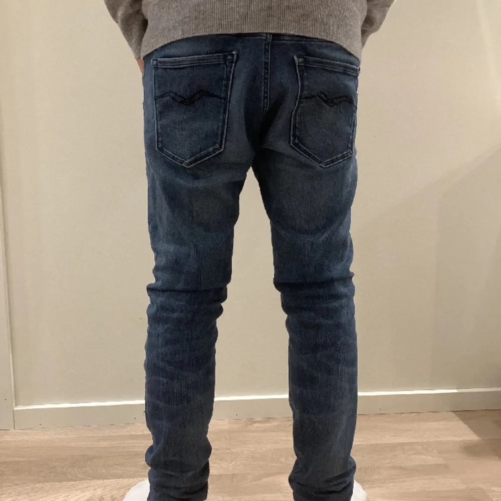 Sköna replay jeans i toppskick inget fel på dom nypris på dessa ligger runt 1500 men vårat pris är 399 priset kan diskuteras . Jeans & Byxor.