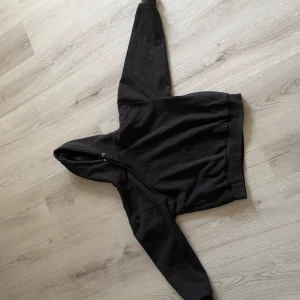 Svart Basic Hoodie  - Använd 1 gång