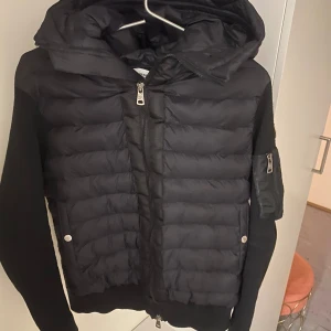 Moncler cardigan  - Säljer min Moncler cardigan pågrund av att det inte är min stil längre. Scan och taggar funkar. Passar M och S. 