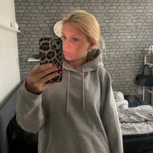 Mi amor hoodie🩶 - Säljer min fina hoodie, köpt på zarlando 2022 för 1300kr. Den är i gott skick och fortfarande väldigt fin.  Jag säljer den efterssom att den inte kommer till användning längre🤍 kom privat för frågor eller prisförslag ☺️