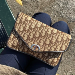 Dior Clutch - Den är i ett super bra skick, köpt på Vestiaire Collective och där är den även inspekterad och godkänd som äkta. Säljer den för 4500kr. Den är 22 x 14 i storlek.