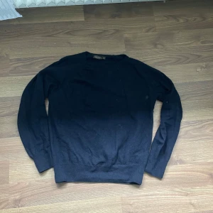 Oscar jacobsson crewneck  - Riktigt skön crewneck från oscar jacobsson. Jättebra skick har hunnit använda den 5 gånger innan den blev för liten för mig