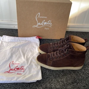Christian Louboutin  - Asköna och unika Loubs i nästan nyskick😍 extremt bra kvalité och sjukt sköna att gå i. Äkta skor till skönt pris (går att diskutera)! Hör av er vid frågor