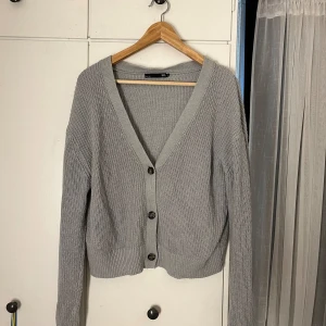 Grå stickad hoodie  - Detta är en grå stickad tröja i väldigt bra skick. Jag säljer den då den är för stor för mig . Storlek: L   Passar perfekt till hösten 💗💗