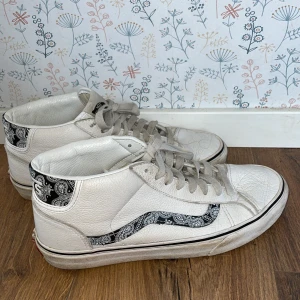 Vans skor  - Köpte förra sommaren och använt ganska mycke men ser fortfarande bra ut. Storlek 40.5