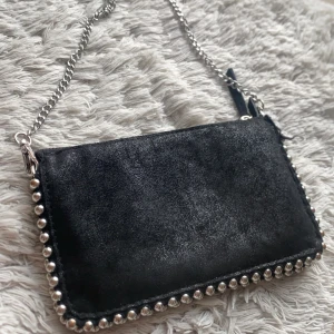 ZARA väska - Oanvänd svart väska från Zara, köpt i New York 💗Kontakta, tryck ej på ”KÖP NU” knappen!! Om du har några andra frågor är det bara att skriva till mig🫶