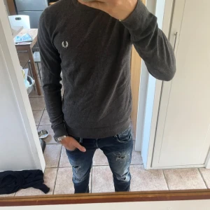 Fred Perry Tröja - En riktigt fet Fred Perry merinoull tröja, perfekt inför hösten! Storlek S. Nypris 1400. Hör av er om ni har frågor!