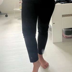 Svarta kostymbyxor från cubus - Svarta byxor från Cubus, tajta och lite kortare i benen
