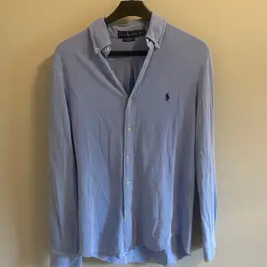 Fet Polo Ralph Lauren skjorta | Material : Featherweight Mesh | Modellen är 172cm lång och väger 78kg | Passar bättre på en som är längre och/eller väger mindre | Storlek S, passar M | Nypris 1500kr, vårat 549kr | Fråga vid fundering, Mvh