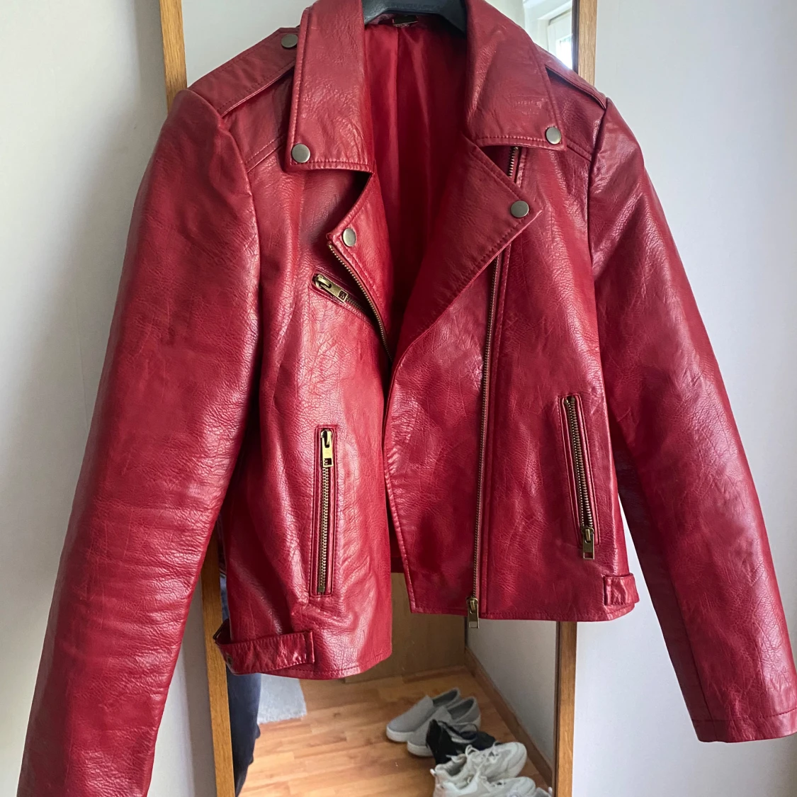 Mörkröd skinnjacka 