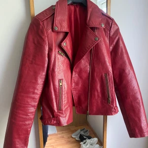 Mörkröd skinnjacka  - Jättefin skinnjacka i toppskick, aldrig använd. Orginal pris = 1500kr