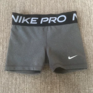 Gråa Nike pro shorts - Gråa Nike pro shorts, jätte fint skick och perfekta till träning❤️❤️