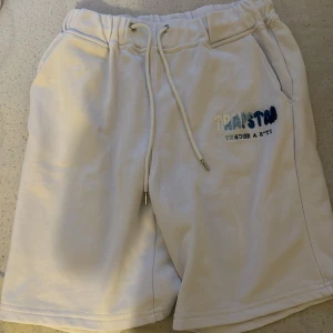 Trapstar shorts - Säljer dessa trapstar shorts då dem är för små. Storlek m