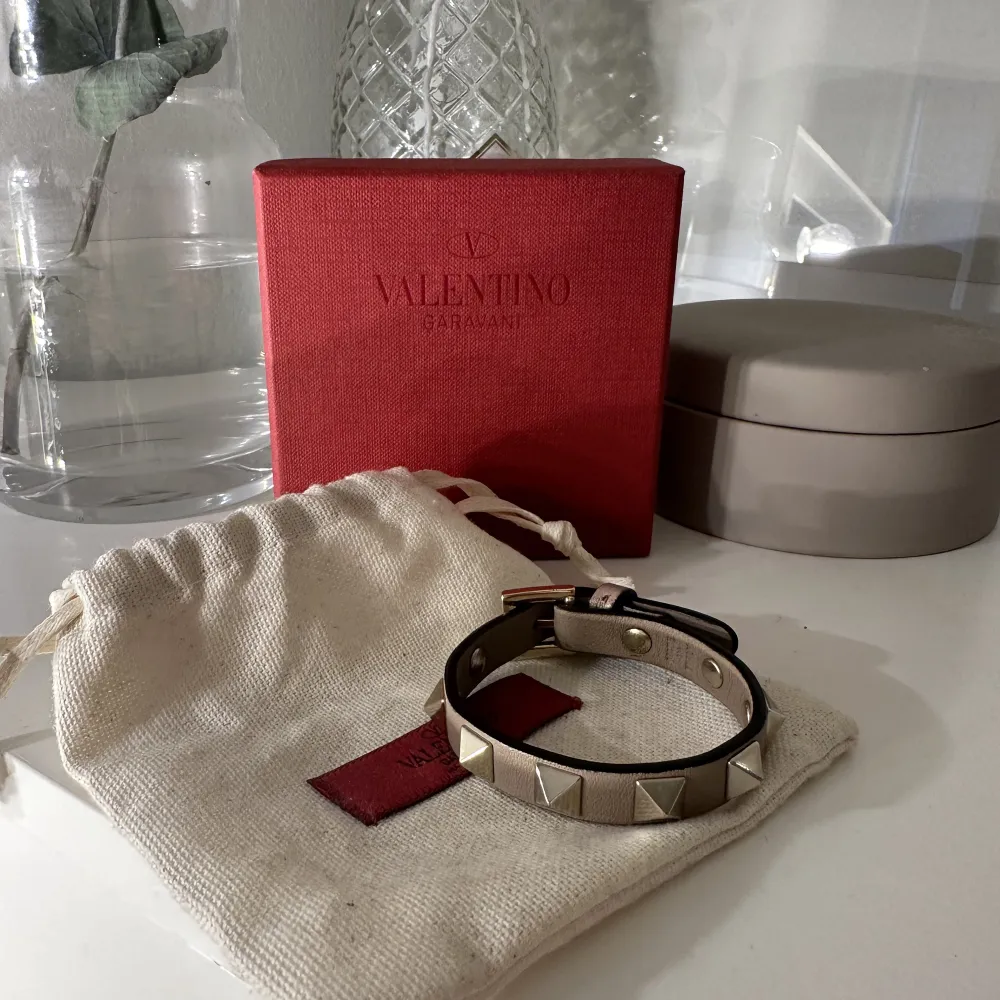 Säljer nu detta super fina och trendiga armband från Valentino. Sista bilden är allt som man får med. Den är i bra skick, lite defekt vid spännet. Äkta, sista bild ingår också äkthetsbevis. Nypris 3085kr🤩  Extra nit ingår. . Accessoarer.