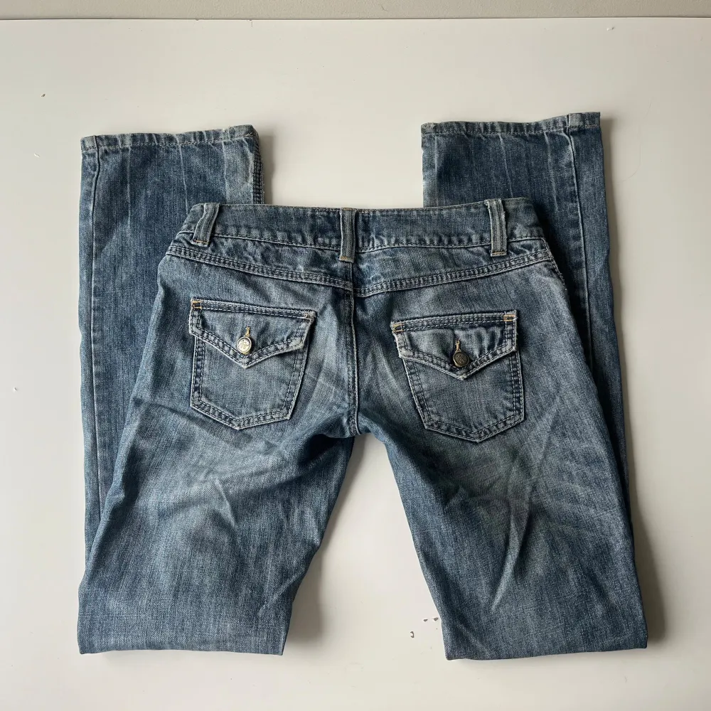 Såå snygga lågmidjade jeans😍😍står storlek 0 men skulle säga typ s. Jeans & Byxor.