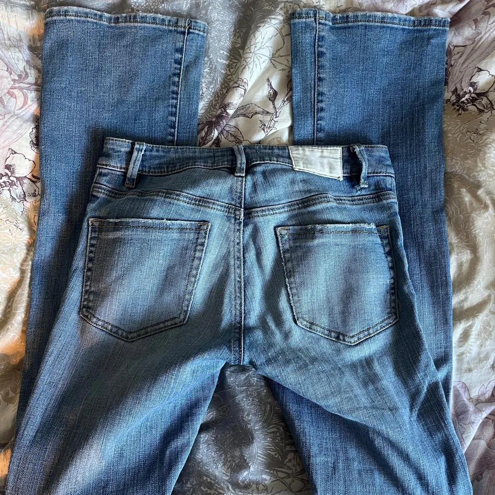 Lågmidjade botcut odd molly jeans med ett hål där bak men syns inte när man har på sig dom. Jeans & Byxor.