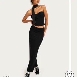  Low waist maxi skirt från Nelly.com - Perfect low waist maxi skirt från Nelly.com. Färg: svart. Oanvänd med prislapp kvar