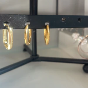 Guldörhängen  - Fina guldörhängen använda några gånger rostfria 💛