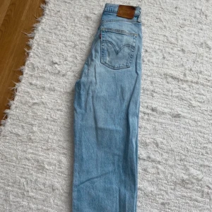 Levis jeans - Levis jeans som blivit försmå för mig! Välanvända men hyfsat skick. Lite slitage på ena fickan som syns på bilden. Storlek 25/27