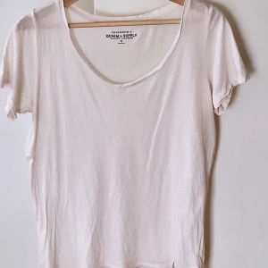 Ljusrosa T-shirt Ralph Lauren Denim & Suply - Fin ljusrosa T-shirt i bra skick. Stl: M