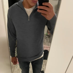 Ljusgrå/ljusblå halv sip  - Säljer nu min snygga merinoull halvsip tröja från dressman. 9/10 i skick och riktigt bra passform, inga defekter eller liknande 