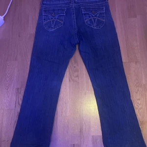 Baggy jeans  - Baggy straight jeans men ser bootcut ut. Köpta second hand för 400kr och använd ett par gånger. Priset kan diskuteras💗vet ej märket 