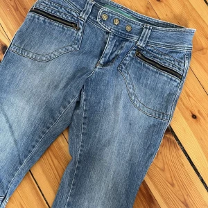 Snygga low waisted vintage y2k bootcut jeans  - De är i mycket bra skick, köpt på italian vintage och sedan dess nästan aldrig använt. Passar storlek S-M pga de adjusterbara knapparna. De är långa på mig som är ungefär 160, så skulle säga att de sitter bra på någon som är cirka 170cm lång