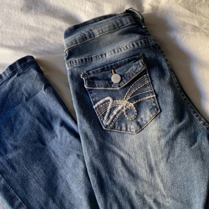 jeans - söta jeans som aldrig kommit till användning, coola detaljer på bakfickorna och bootcut nertill, kontakta vid funderingar, priset kan diskuteras!