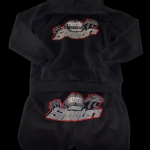 Trapstar shooters - Den är fräsch och nästan oanvänd, har bara använts en gång och sedan varit hängd i garderoben, har ingen skada ingen fläck och är på jättebra skick. Byxan och tröjan är inte seperat utan 1000kr för hela set.  Pris kan såklart diskuteras😊