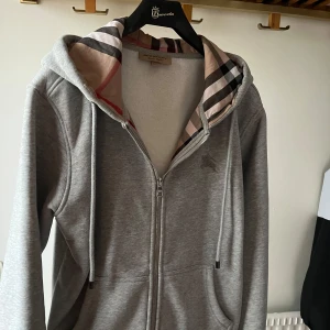 Burberry Zip Up Hoodie - Bra skick, haft den i några månader. Skick: 9.5/10 Har påse och andra original tillbehör
