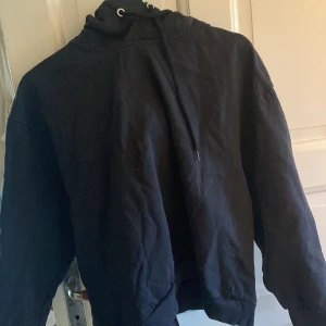 Hoodie - Knappt använd. Bra skick.