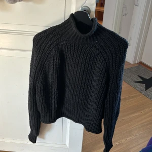Stickad tröja - Stickad tröja från H&M med prislappen kvar, aldrig använd