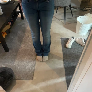 Lågmidjade jeans -  Jättefina blåa Jeans typ oanvända perfekta till o ha varje dag o dom är jättesköna hör av dig om fler frågor❤️