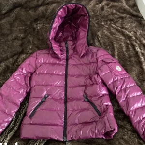 Moncler jacka -  jag säljer min rosa moncler jacka nu till hösten/vintern för att jag tyvärr inte kan ha den, de två dragkedjorna mitt på jackan, där har det skafts bort lite från själva kedjan men det tänker man inte på. Hör av er vid bild men annars är den som ny❤️