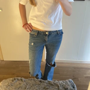 Blåa bootcutjeans - Säljer då jag inte använder. Dom är sjukt snygga och är i en perfekt färg nu till hösten. Jag är 170 och dom sitter perfekt i längden på mig. Skriv om du har en fråga❤️